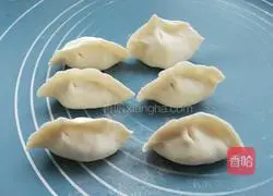 Illustration of how to make mutton and radish dumplings 9