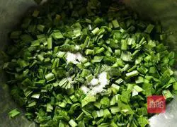 Illustration of how to make leek and pork dumplings 2