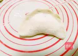 Illustration of how to make large dumplings with vegetarian fillings 17