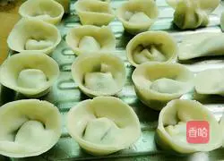 Illustration of how to make leek and pork dumplings 7