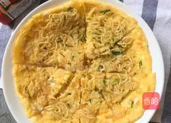 Illustration of how to make instant noodles, egg and scallion pancakes 7
