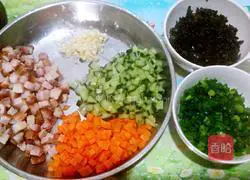 Illustration of how to make barbecued pork and fungus fried rice 4