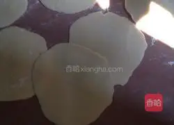 Illustration of how to make leek meat and mushroom buns 6