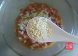 Illustration of how to make Lianghe noodles and donkey meat stuffed buns 9