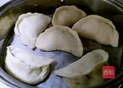 Illustration of how to make large dumplings with vegetarian filling 19