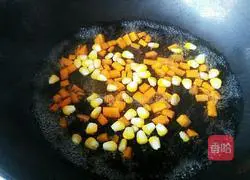 Illustration of how to make carrot, corn and egg fried rice 5