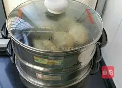 Illustration of how to make cabbage and pork buns 11