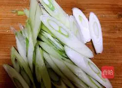 Illustration of how to make egg soy pot noodles 1