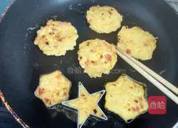 Illustration of how to make leftover rice and egg pancakes 11