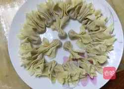 Illustration of how to make small goldfish wontons 3