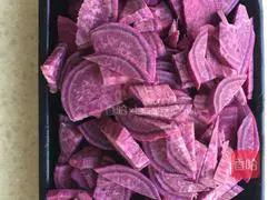 Illustration of how to make purple sweet potato cake with sesame and red bean filling 1