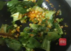 Illustration of how to make three primary color fried rice 9