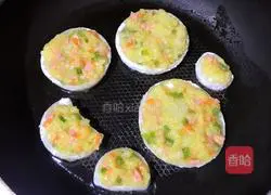 Illustration of how to make onion and potato pancakes 7