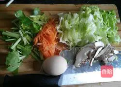 Illustration of how to make fried noodles with eggs and vegetables 1