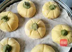 Illustration of how to make pumpkin steamed buns 8