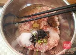 Illustration of how to make mushroom and pork dumplings 2