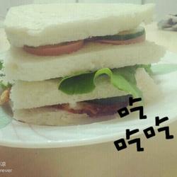 Omelette and ham sandwich