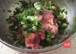 Illustration of how to make lean meat wontons with chives 3