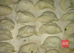 Illustration of how to make shrimp and leek dumplings 4