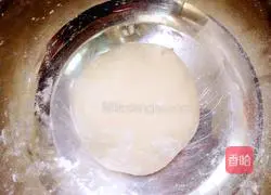 Illustration of how to make dumplings stuffed with three delicacies from Northeast China 4