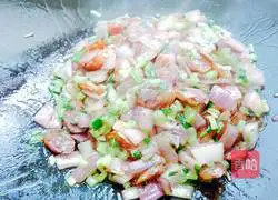 Illustration of how to make sausage fried rice 3