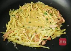 Illustration of how to make shredded potato egg pancakes 8