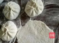 Illustration of how to make pork and pickled cabbage buns 6