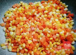 Illustration of how to make corn and carrot fried rice 7