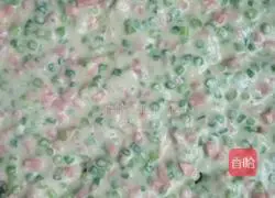 Illustration of how to make garlic ham pancakes 4