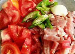 Illustration of making handmade tomato noodles 1