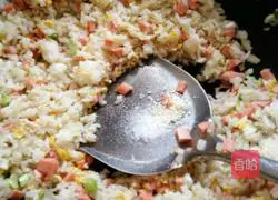 Illustration of how to make onion, ham, sausage and egg fried rice 9