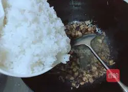 Illustration of how to make mushroom, shrimp, rice and rice oil 3