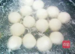 Illustration of making glutinous rice balls with fillings 12