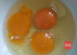 Illustration of how to make large steamed buns with three fillings (leeks, vermicelli and eggs)