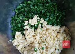 Illustration of how to make leek and egg dumpling stuffing 7