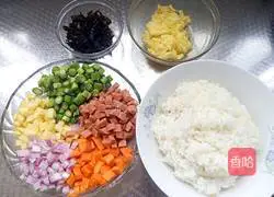 Illustration of how to make colorful egg fried rice 1