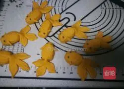 Illustration of how to make goldfish steamed buns 18
