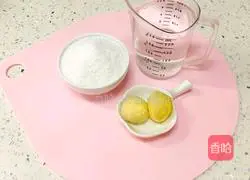 Illustration of how to make egg yolk rice flour paste 1