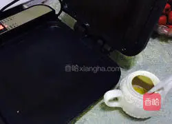 Illustration of how to make three-color flower cake 4