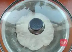 Illustration of how to make pork and sophora flower dumplings 12