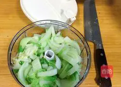 Illustration of how to make cabbage, clam and pork dumplings 5