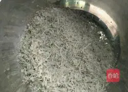 Illustration of how to make carrot and vermicelli wontons 1