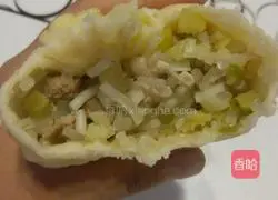 Illustration of how to make pork, radish vermicelli and green onion buns 3