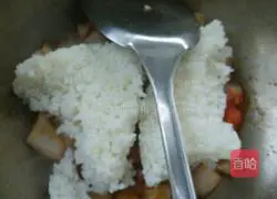 Illustration of how to make egg and ham fried rice 4