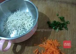 Illustration of how to make egg noodles and carrot cubes 2
