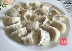 Illustration of making dumplings stuffed with pork and cabbage 23