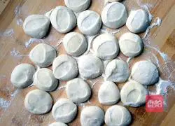 Illustration of how to make celery and beef dumplings 3