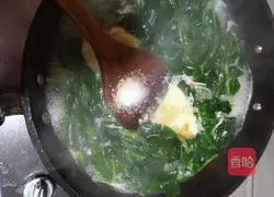 Illustration of how to make spinach, egg and shrimp noodles 9