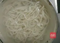 Illustration of how to make cold beans and noodles 3