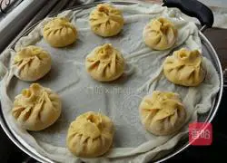 Illustration of how to make pumpkin buns 14